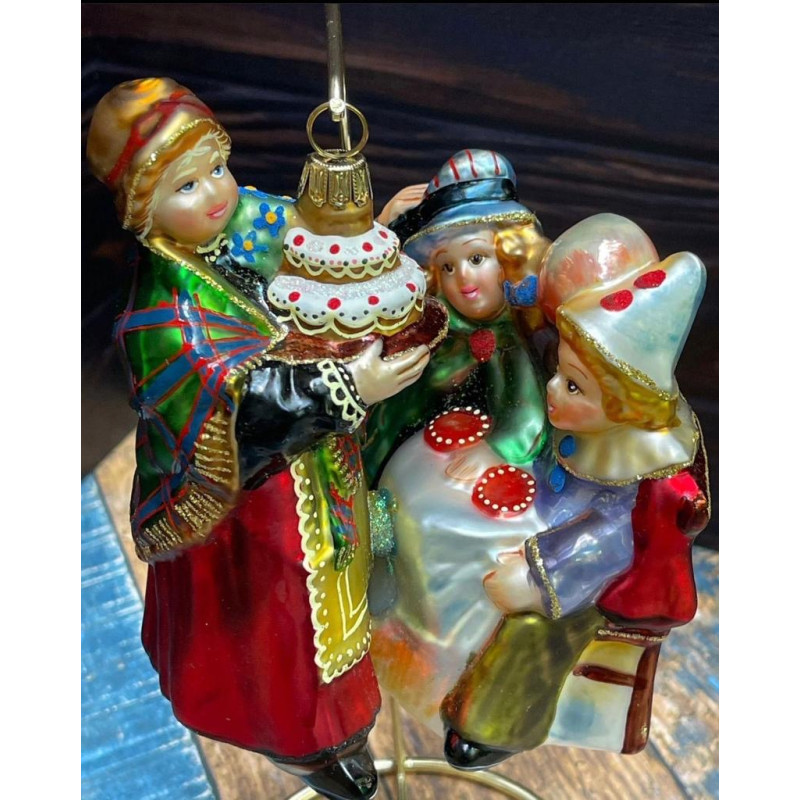 БАБУШКА С ПИРОГОМ