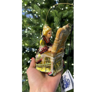 Дама у зеркала