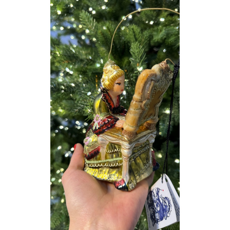 Дама у зеркала