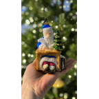 Санта за столом 