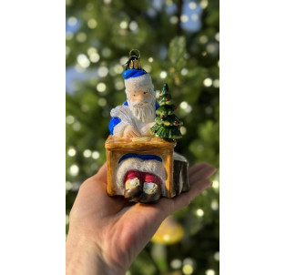 Санта за столом 