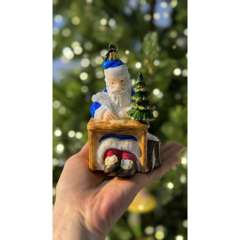 Санта за столом 