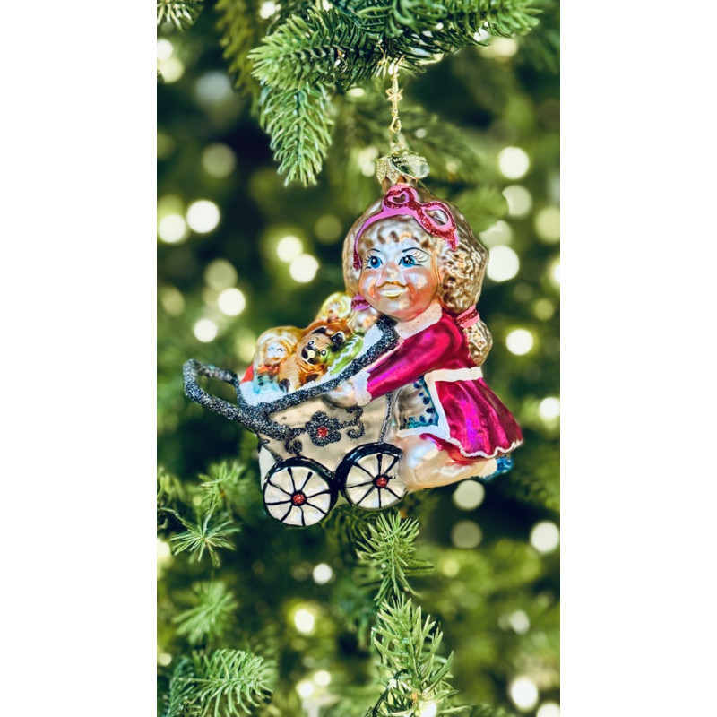 Девочка с коляской 